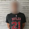 Se observa a un hombre con el rostro con blur, está detenido.