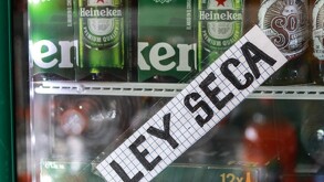 BOTELLAS DE CERVEZA EN REFRIGERADOR