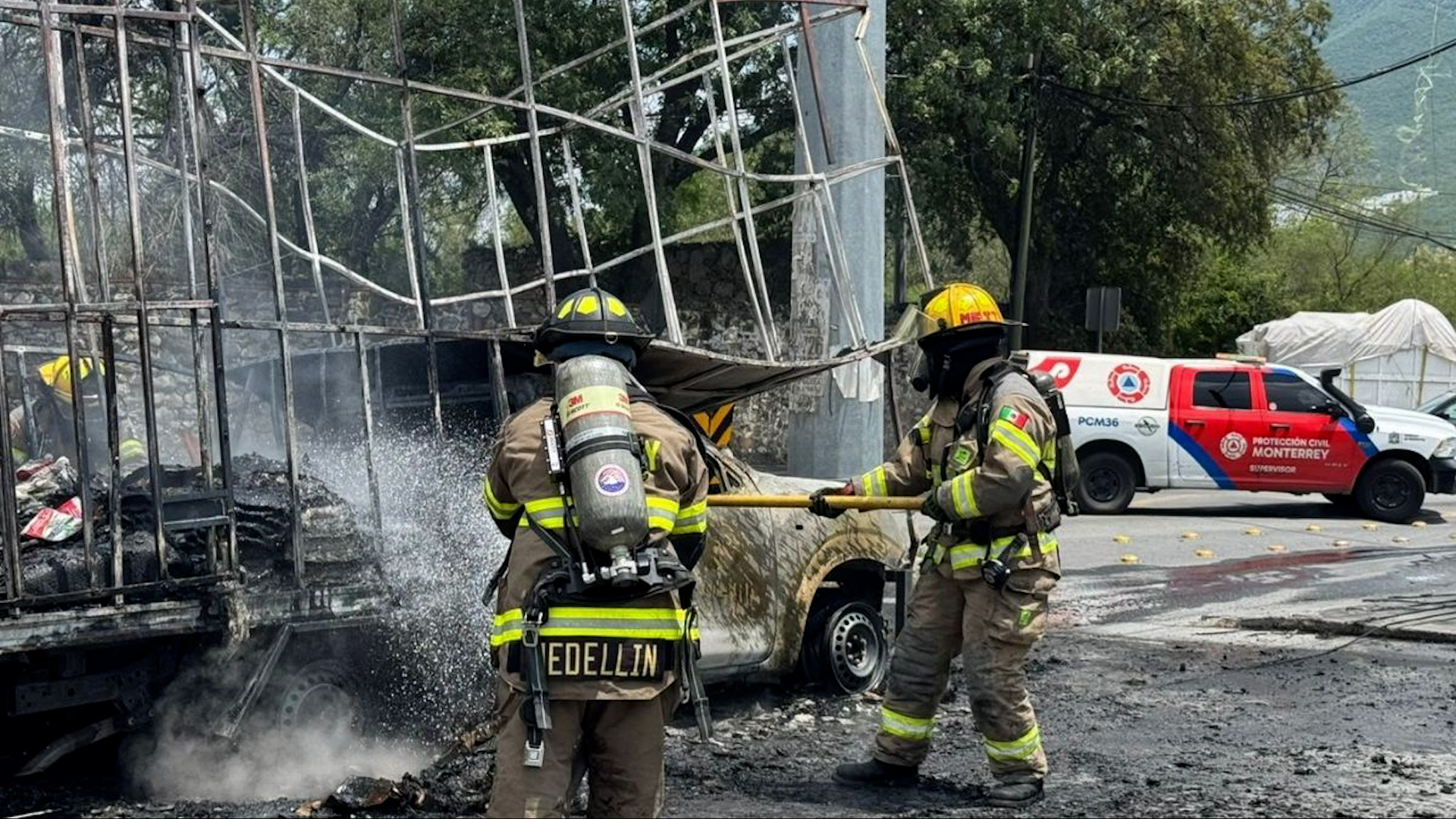 Una camioneta modificada que transportaba una tonelada de cartón fue consumida por un fuerte incendio en la avenida La Estanzuela al sur de Monterrey.