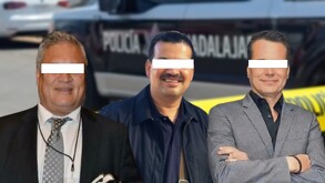 Empresarios Jaime Arias, José Adrián Corona y Carlos Newton Frausto con una patrulla de la Policía de Guadalajara desenfocada en el fondo