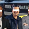 Empresarios Jaime Arias, José Adrián Corona y Carlos Newton Frausto con una patrulla de la Policía de Guadalajara desenfocada en el fondo