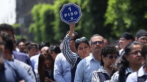 Personas salen de su oficina por simulacro en CdMx