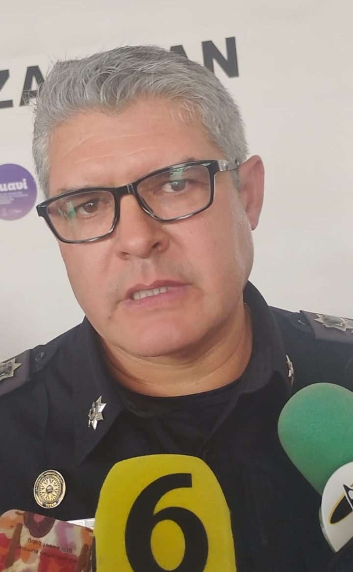 Comisario de la Policía de Zapopan, Roberto López Macías con micrófonos de distintos medios de comunicación brindado declaraciones