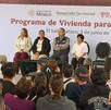 Personas paradas recibiendo llaves