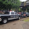 Puente peatonal acordonado con una cinta policiaca con patrullas y policías de Guadalajara resguardando debajo