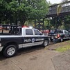 Puente peatonal acordonado con una cinta policiaca con patrullas y policías de Guadalajara resguardando debajo
