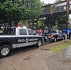 Puente peatonal acordonado con una cinta policiaca con patrullas y policías de Guadalajara resguardando debajo