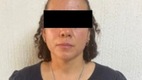 Mujer joven con el rostro cubierto tras ser detenida en Oaxaca.