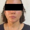 Mujer joven con el rostro cubierto tras ser detenida en Oaxaca.