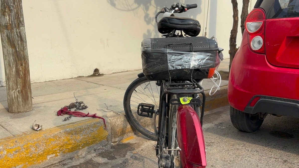 Policías de Tonalá detuvieron a un hombre que arrastraba a un perro pastor belga con una cadena desde su bicicleta. El can ya recibe atención médica.