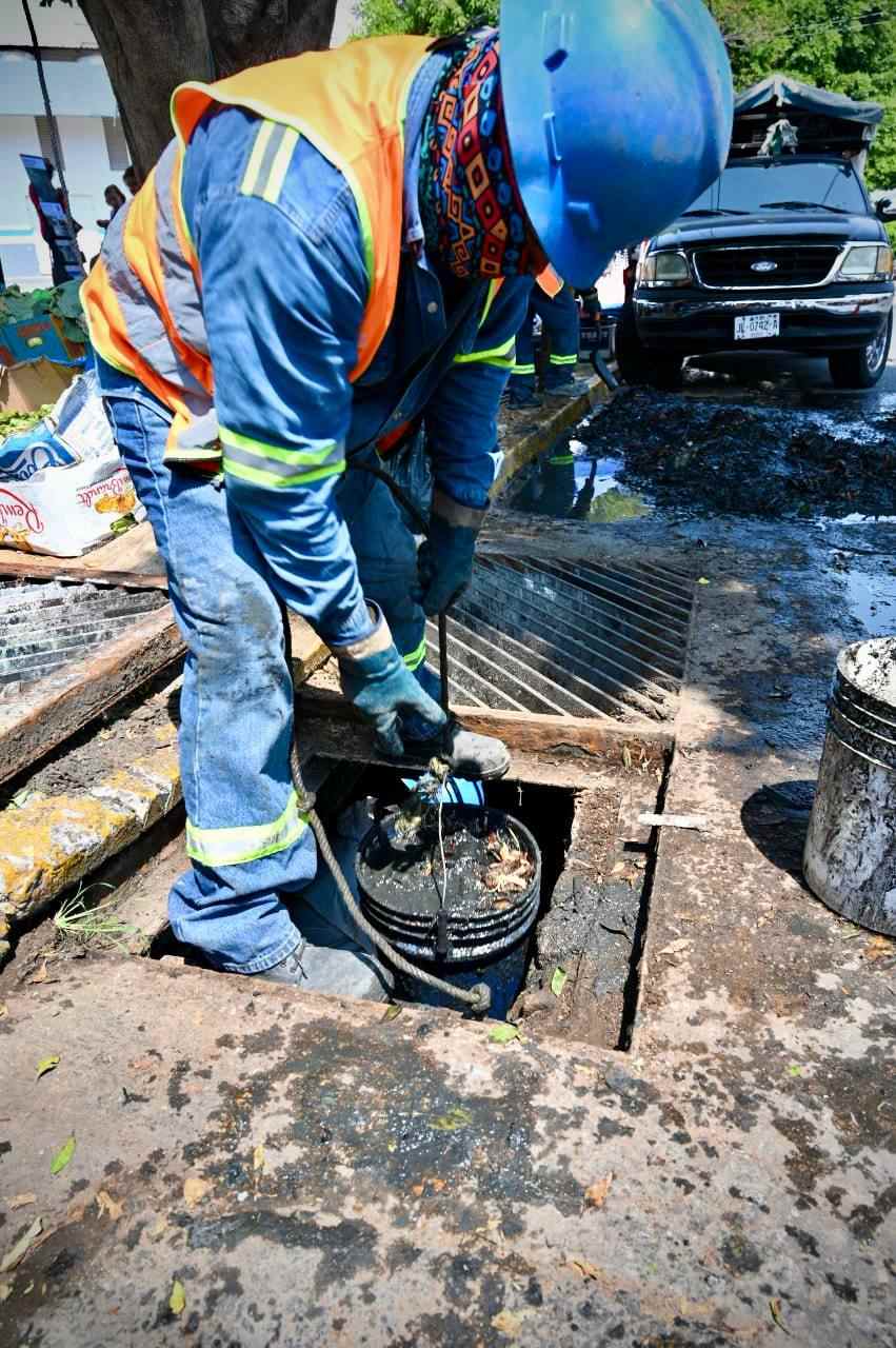 Uno de los trabajadores del SIAPA en las labores para quitar toda la basura que obstruye las alcantarillas de la ciudad de Guadalajara.