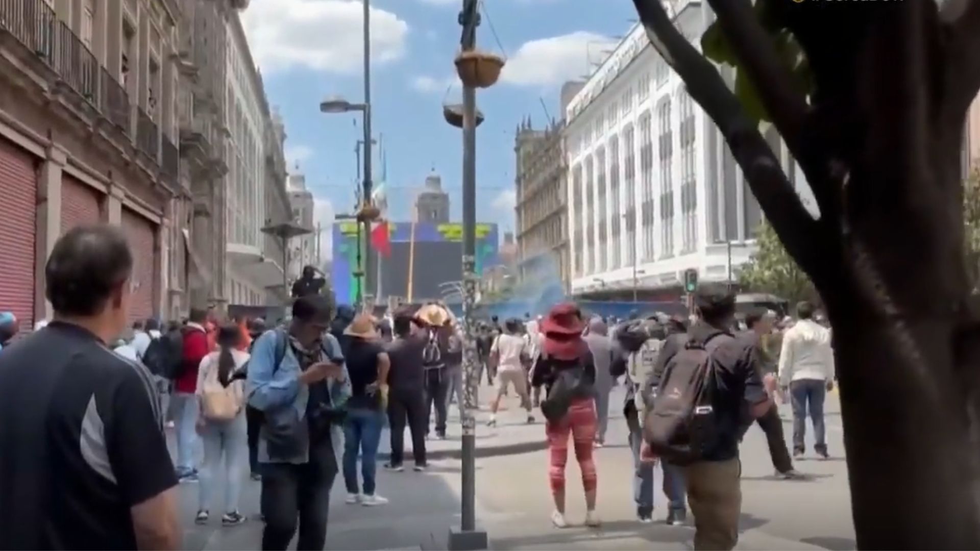 El secretario de Seguridad de la CdMx, Pablo Vázquez, informó que encapuchados atacaron inmuebles públicos y agredieron con piedras a los policías.