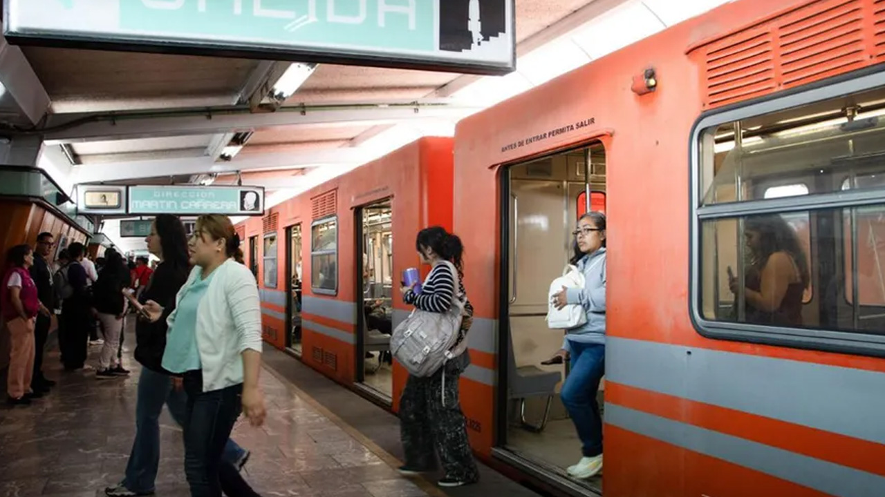 Diversas estaciones del Metro de la Ciudad de México han cambiado de nombre e ícono con el paso de los años.