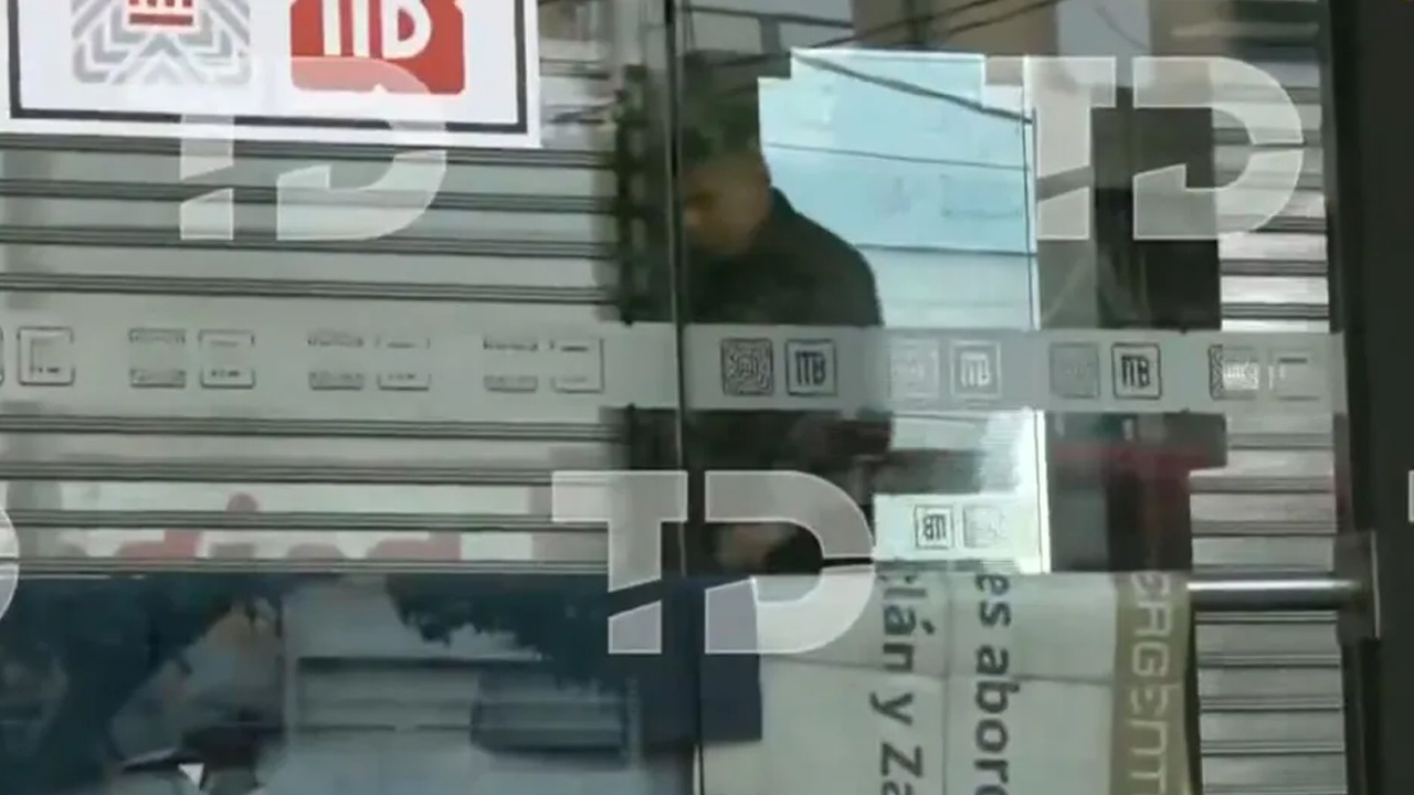 Un hombre perdió la vida de manera repentina al interior de una unidad de la Línea 5 del Metrobús al llegar a la estación Escuadrón 201.