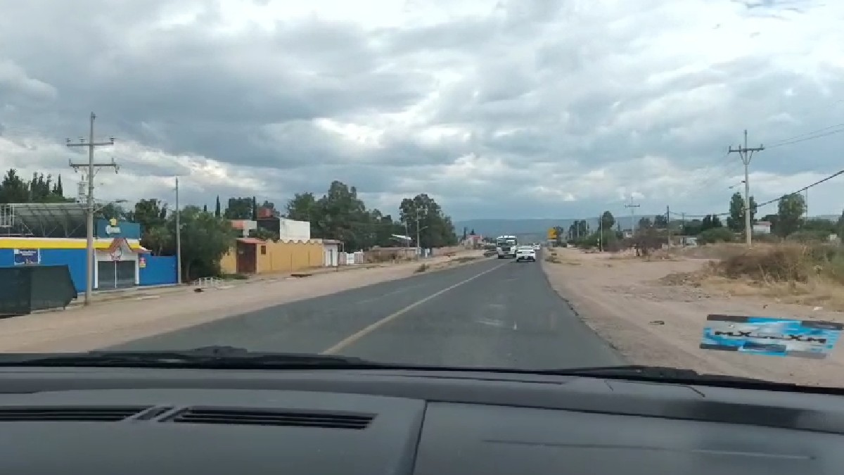 Carretera con terracería y el cielo azul de fondo