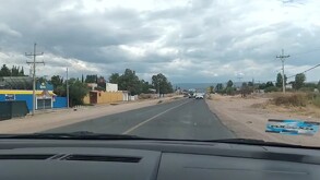 Carretera con terracería y el cielo azul de fondo