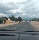 Carretera con terracería y el cielo azul de fondo