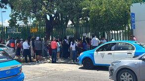 Personas esperando afuera de un hospital del IMSS en Tehuacán.