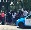 Personas esperando afuera de un hospital del IMSS en Tehuacán.