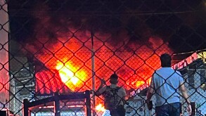 Bodega se incendia cerca del Mercado de Jamaica en CdMx.