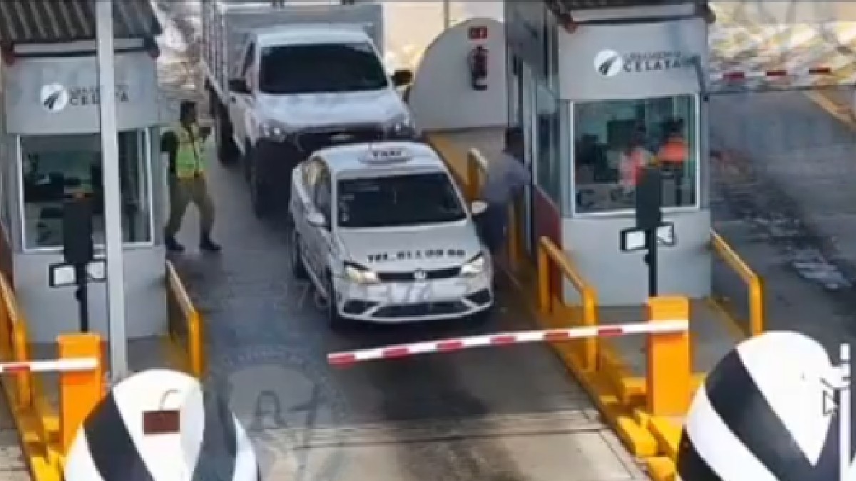 Un integrante de la Guardia Nacional sufrió lesiones después de ser impactado por un taxista que presuntamente estuvo involucrado en un robo en una caseta.