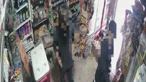 dos jóvenes ingresan a la tienda de abarrotes en Jardines de Cruz del Sur para someter al adulto mayor.
