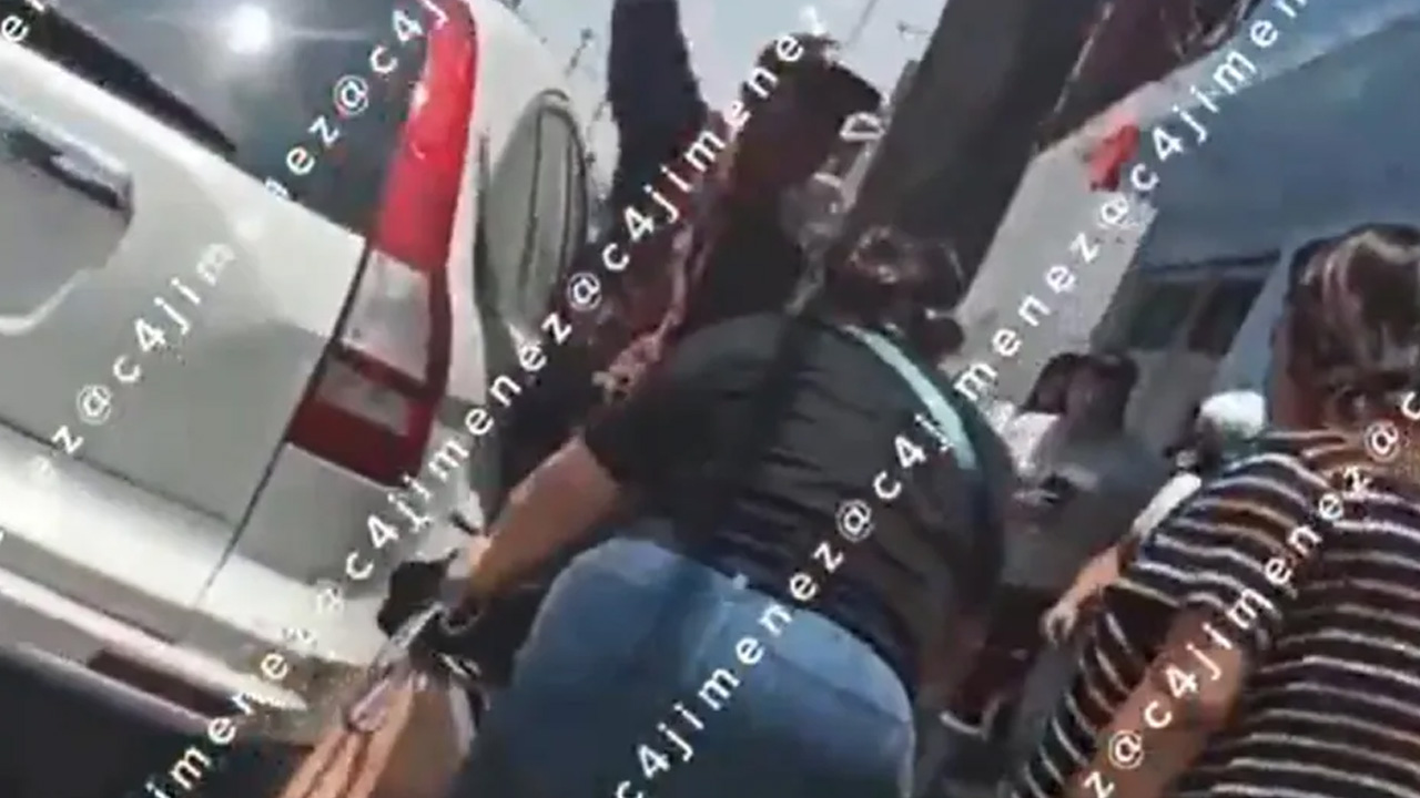 Un joven acusado de robar una bocina en una purificadora de agua en Nezahualcóyotl fue retenido por transportistas y vecinos.