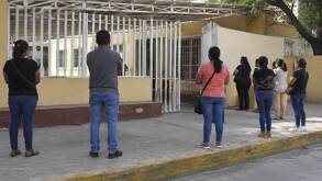 Padres de familia afuera de una escuela en protesta por amenazas de abuso sexual