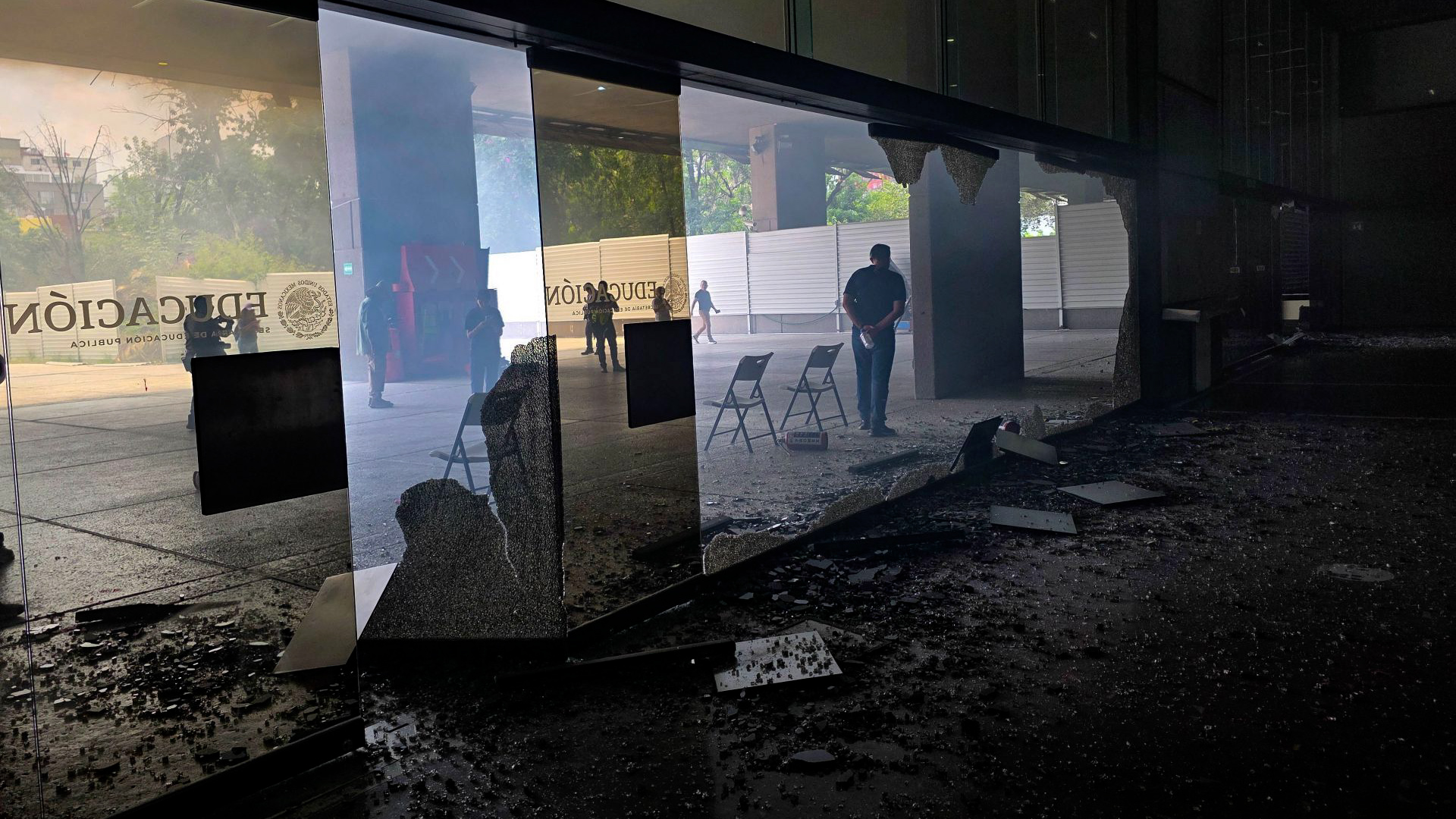 Integrantes de la CNTE destrozaron los ventanales y quemaron los trajes de protección de las Oficinas de Educación Primaria de la SEP en Avenida Universidad.