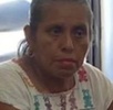 Mujer con vestido oaxaqueño en una fotografía.