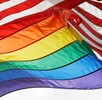 Una bandera LGBTQ+ ondea tras una bandera estadounidense en el monumento nacional de Stonewall en Nueva York, el 11 de octubre de 2017