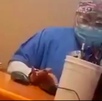 Mujer vestida con equipo médico en un escritorio.