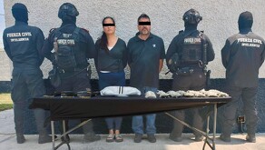 Mujer y hombre detenidos en Nuevo León por extorsión.
