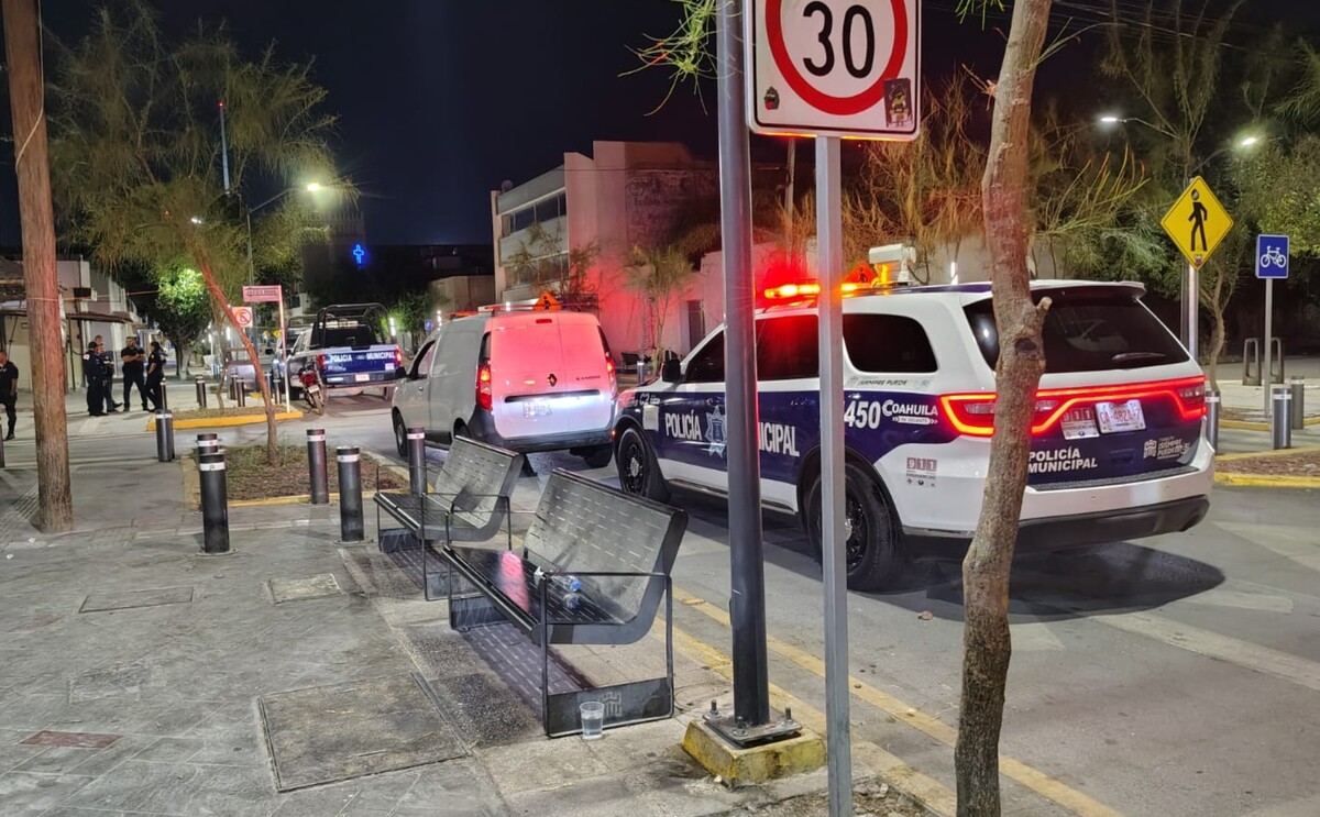 Policía de Torreón atendiendo el reporte de una pelea entre empleados de la taquería La Joya.