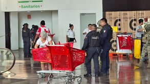 personal de limpieza, policías y paramédicos en los baños de un centro comercial donde una mujer tuvo un parto repentino