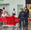 personal de limpieza, policías y paramédicos en los baños de un centro comercial donde una mujer tuvo un parto repentino