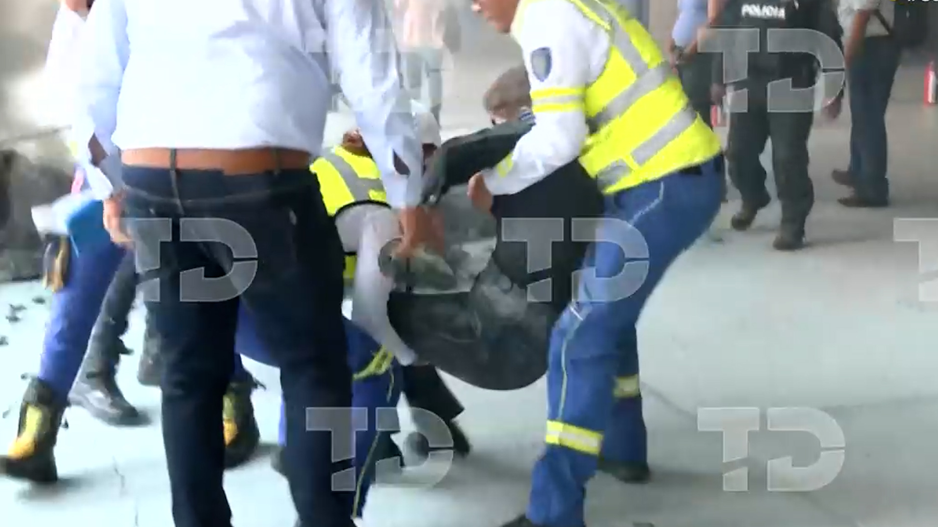 Una oficial de la Policía Auxiliar de la CdMx perdió el conocimiento tras inhalar humo de petardos y polvo de extintor durante el asalto a la sede de la SEP.