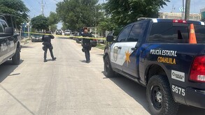 Se observa una patrulla de la Policía Estatal y una cinta amarilla de precaución.