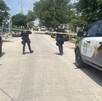 Se observa una patrulla de la Policía Estatal y una cinta amarilla de precaución.