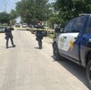 Se observa una patrulla de la Policía Estatal y una cinta amarilla de precaución.