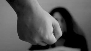 SOMBRAS DE MANO MASCULINA Y MUJER JOVEN ASUSTADA