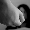 SOMBRAS DE MANO MASCULINA Y MUJER JOVEN ASUSTADA