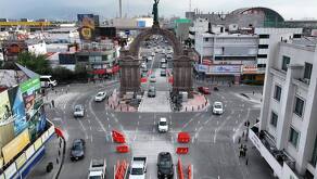 Reapertura de carriles debajo del Arco de la Independencia en Monterrey.