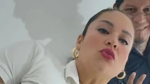 Mujer maquillada sonriendo para una fotografía.