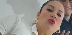 Mujer maquillada sonriendo para una fotografía.