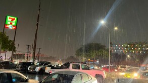 Las lluvias provocaron inundaciones y afectaciones a la circulación en las avenidas Eloy Cavazos y Pablo Livas, en Guadalupe.