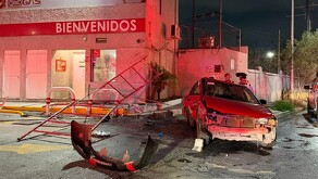 Auto chocado en avenida Alfonso Reyes en Monterrey.