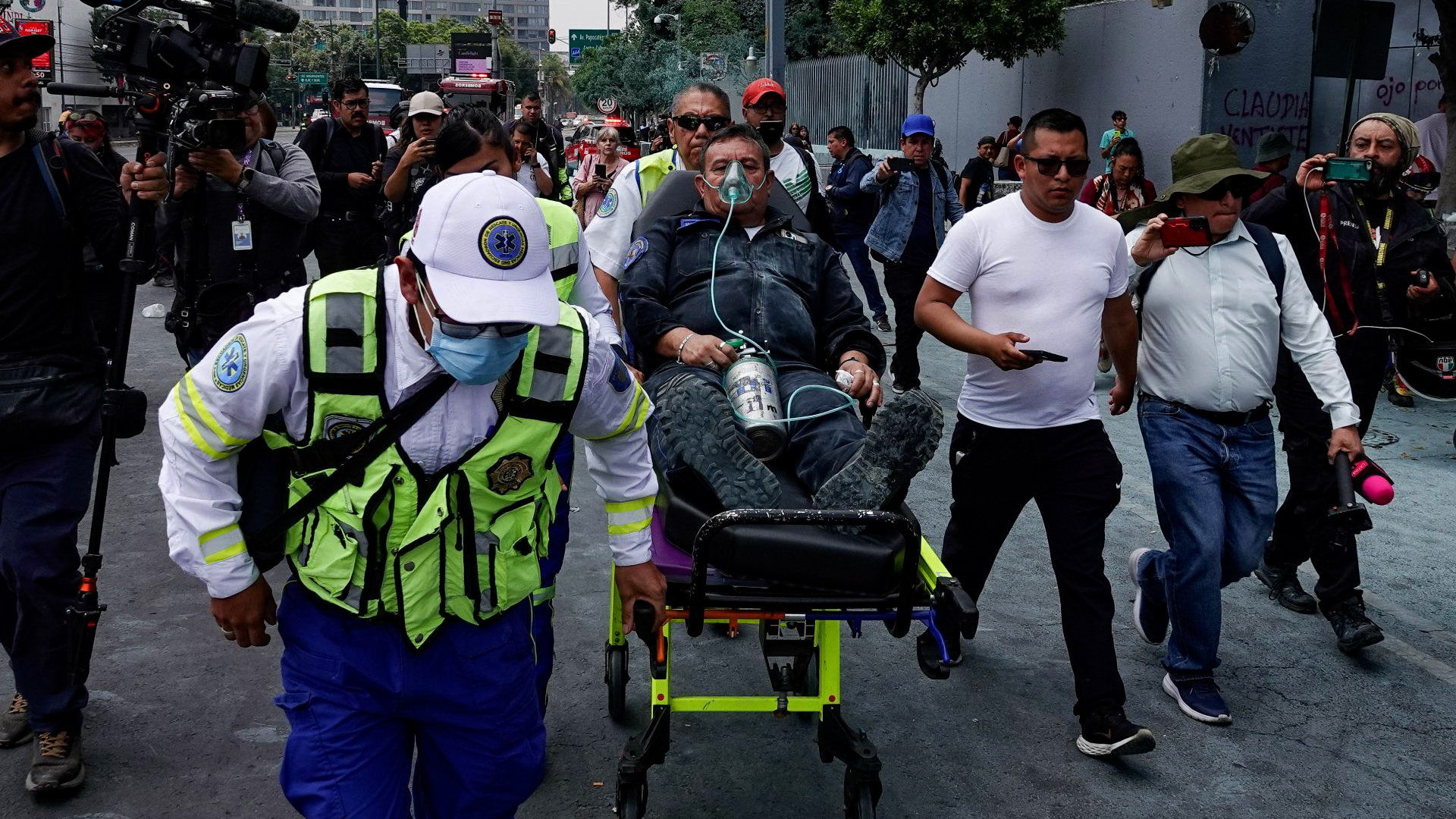Al menos cinco oficiales de la Policía Auxiliar resultaron heridos tras inhalar polvos químicos y sufrir contusiones durante la irrupción forzada en la SEP.