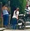 Ambulancia atiende a mujer afuera de un salón de belleza de Veracruz.