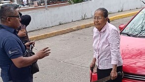 Abuelita amenaza con machete a policías de tránsito para evitar que le quiten las placas en Chiapas.